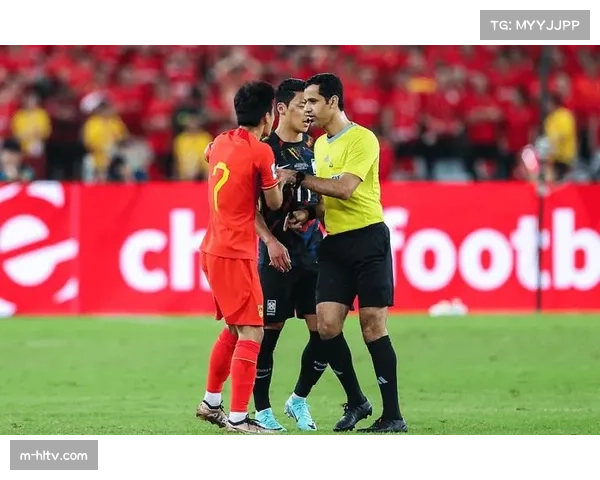 裁判阿特维尔处理教练违规 第四官员建议黄牌未果